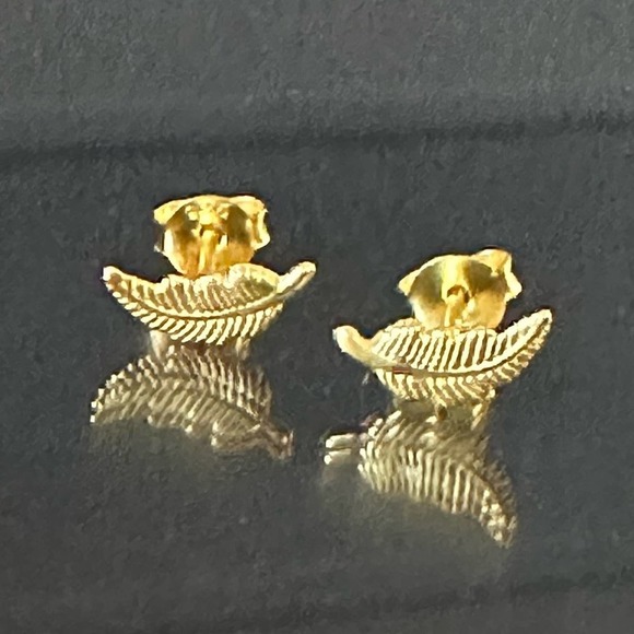 14k Gold Vermeil Leaf Stud Earrings - Picture 3 of 8
